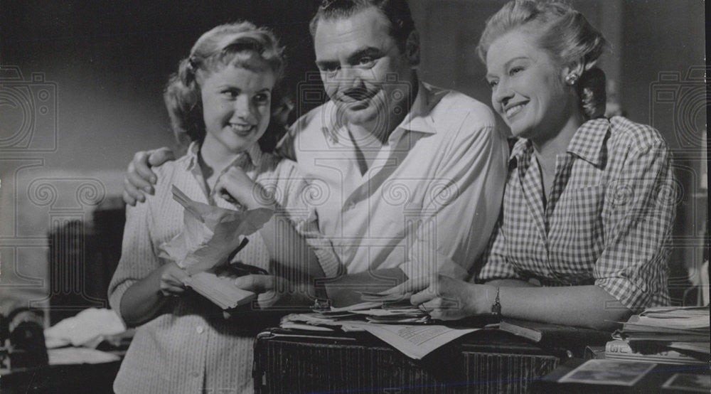 1957 Press Photo Diane Jergens, Ernest Borgnine & Virginia Christine in "3 Brave Men" - Historic Images