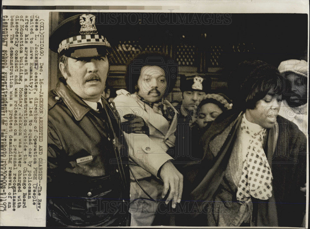 1975 Press Photo Rev Jesse Jackson Arrested at Demonstration - Historic Images