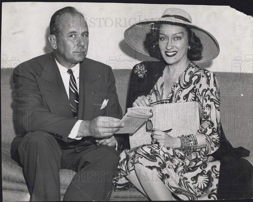 1946 Press Photo Gloria Swanson and RoderickPierrie - Historic Images