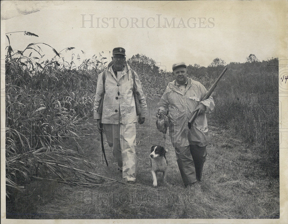 1969 Press Photo Arthur Sullivan and other man hunting. - Historic Images