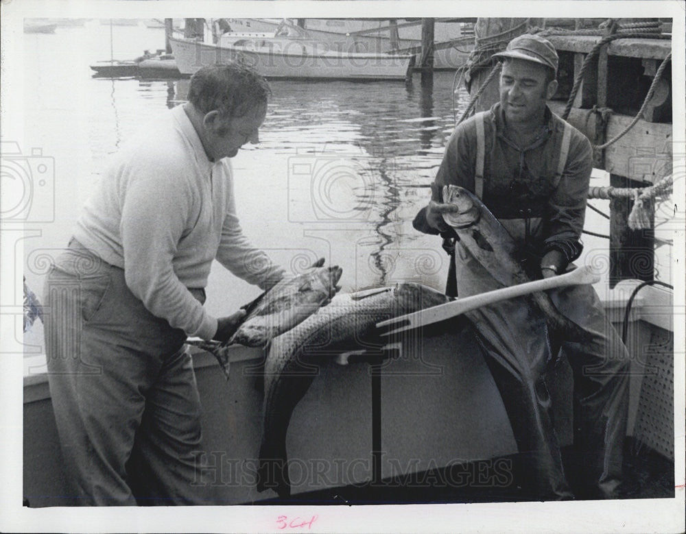 1972 Press Photo Art Sullivan, Roland Columba, fishing. - Historic Images