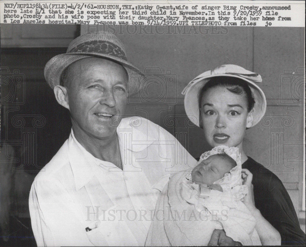 1961 Press Photo Bing Crosby And Wife Kathy Grant With Daughter Mary Frances - Historic Images