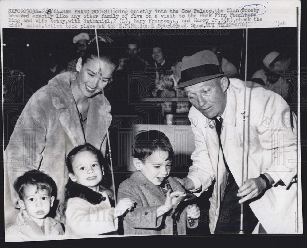 1964 Press Photo Crosby family entering &quot;Cow Palace&quot; - Historic Images