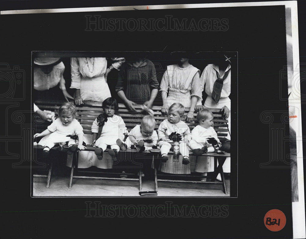 1973 Press Photo Michigan State Fair Children In Bubble Gum Content - Historic Images