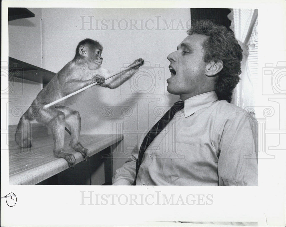 1989 Press Photo Joe Kennedy and a monkey - Historic Images