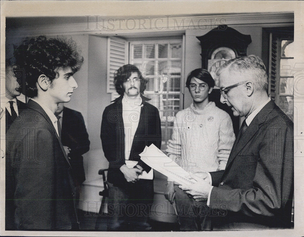 1969 Press Photo Harvard University President Nathan Pusey With Students - Historic Images