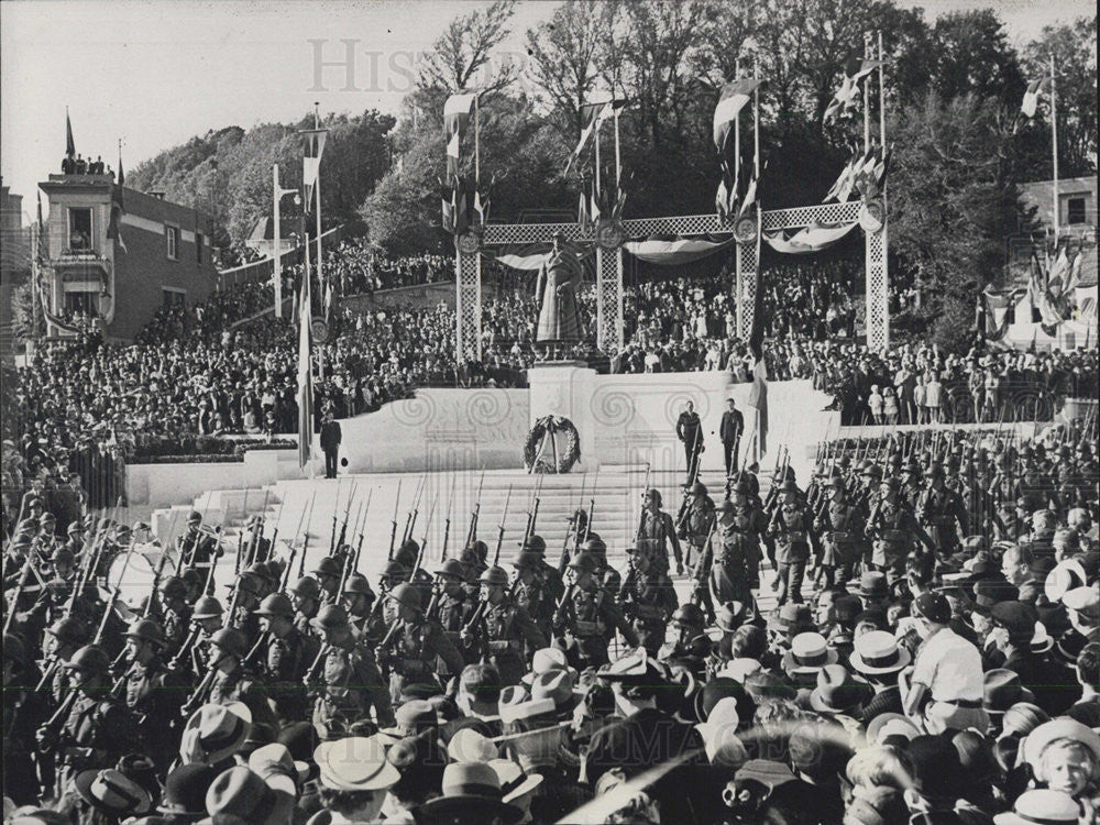 Press Photo Monument surrounded by large crowd - Historic Images