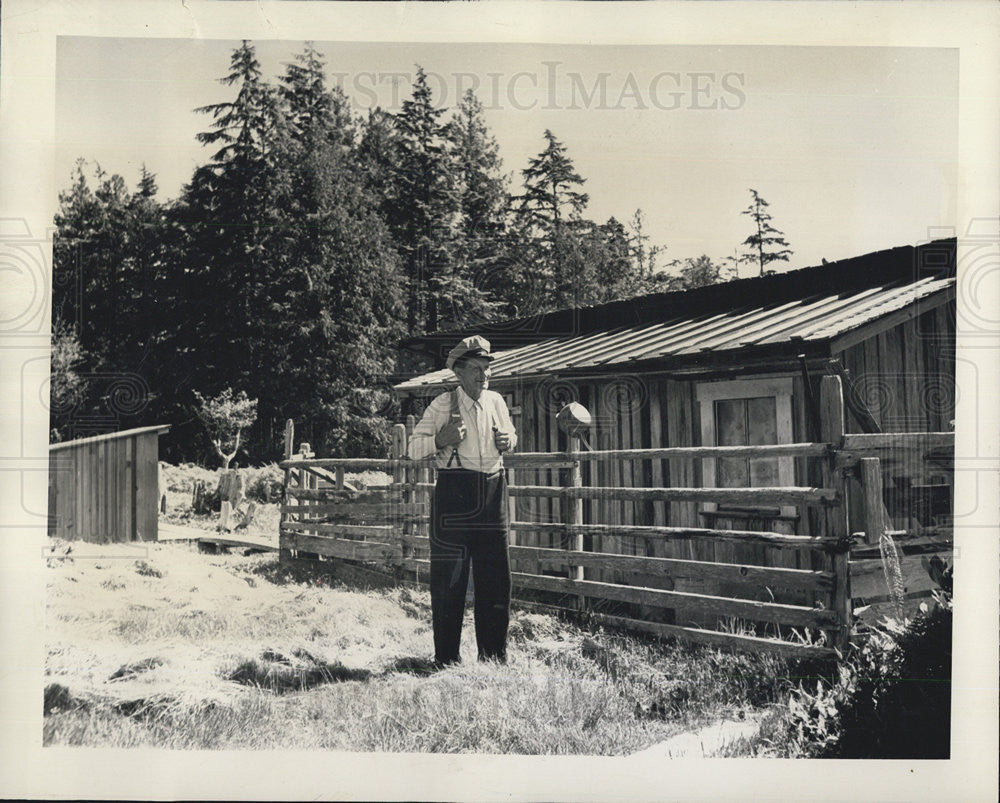 1948 Press Photo Lars Kris Ahlstrom and his cabin,westernmost resident of contUS - Historic Images