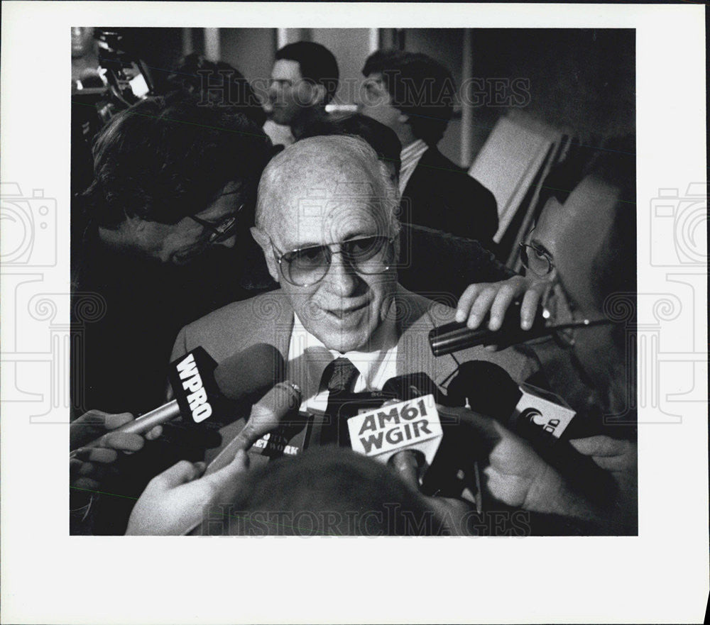 1993 Press Photo Red Averbach Media day news Conference on Camera - Historic Images