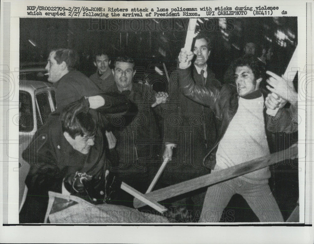 1969 Press Photo Rioters in Rome attack a policeman - Historic Images