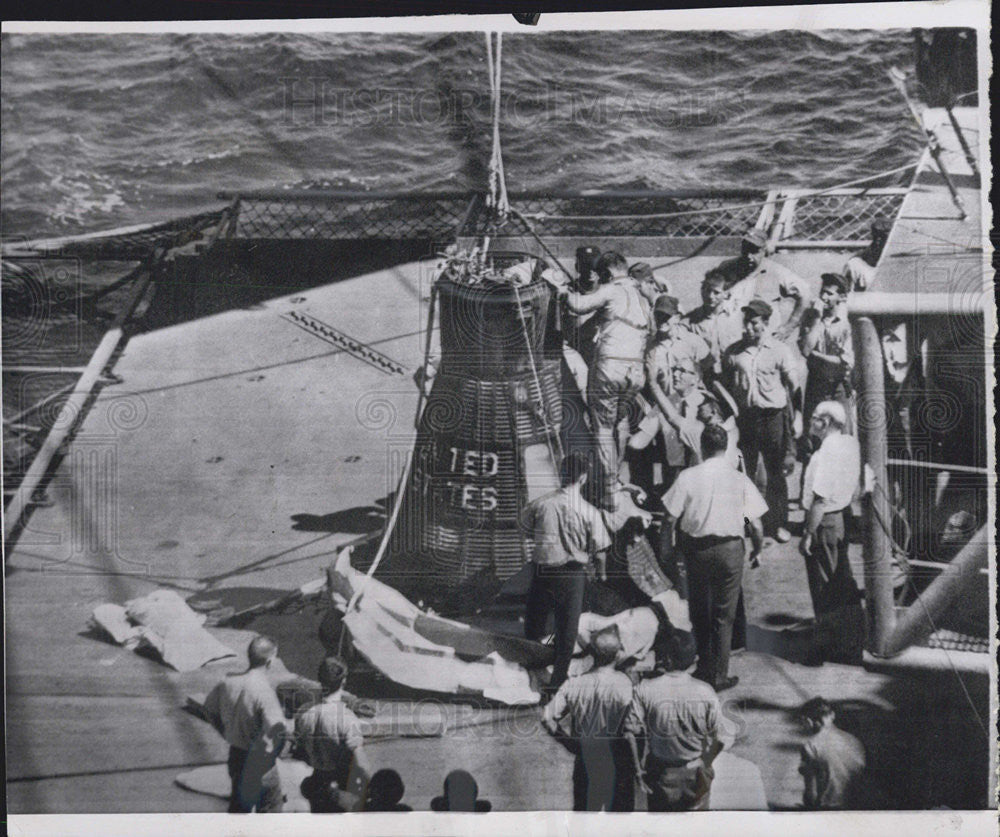 1962 Press Photo Kearsarge crew watch W Schirra leave space capsule - Historic Images