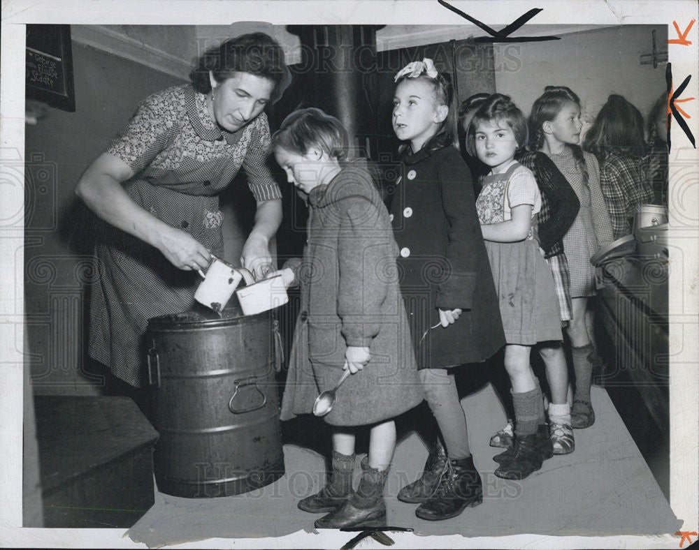 1946 Press Photo German Children In Soup Line Dusselldorf - Historic Images