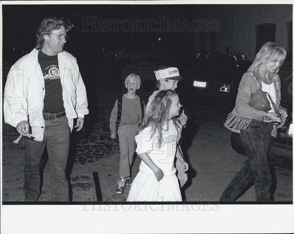1987 Press Photo Goldie Hawn with son and daughter, Kurt Russell with son - Historic Images