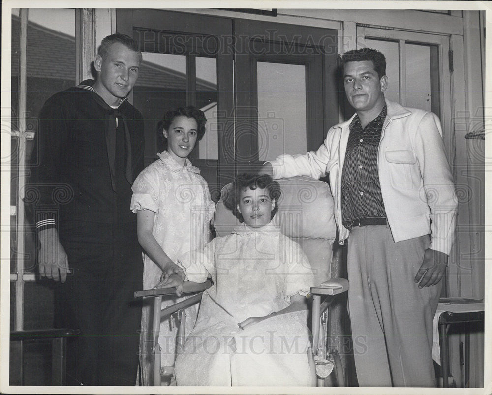 1956 Press Photo Wanda And Edith Twins William Foster Lee Helm Hospital - Historic Images