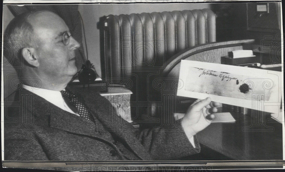 1938 Press Photo Professor B. R. Lewis Utah Holds Signature William Shakespeare - Historic Images