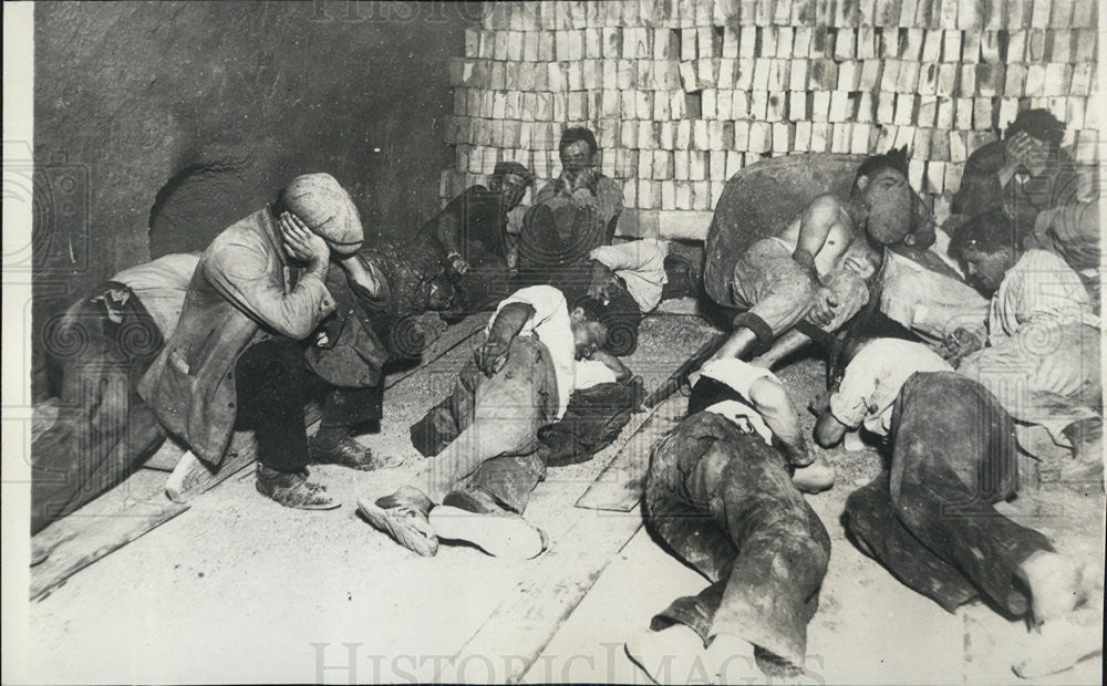 1934 Press Photo Hungarian Derelicts in the city of Angyalfold, Hungary - Historic Images