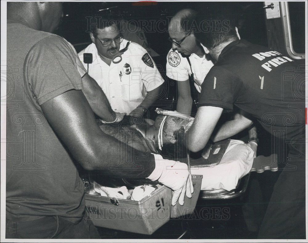 1991 Press Photo of cops and paramedics with man who broke into liquor store - Historic Images