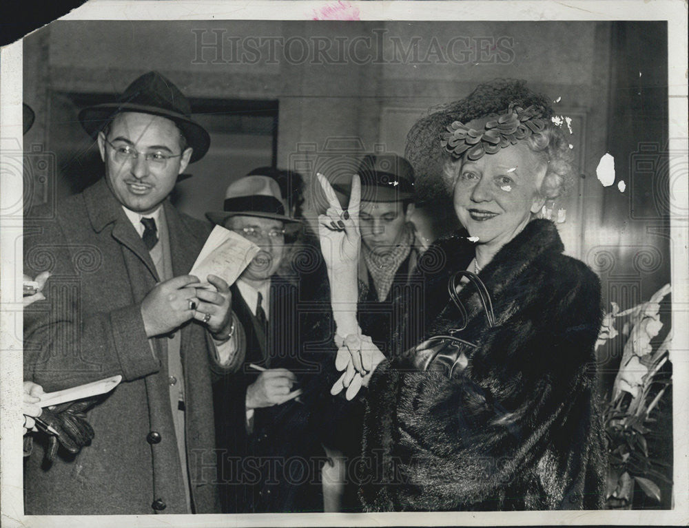 1942 Press Photo  Happy Mrs Eddie Rickenbacker Husband Safe Pacific Plane Down - Historic Images