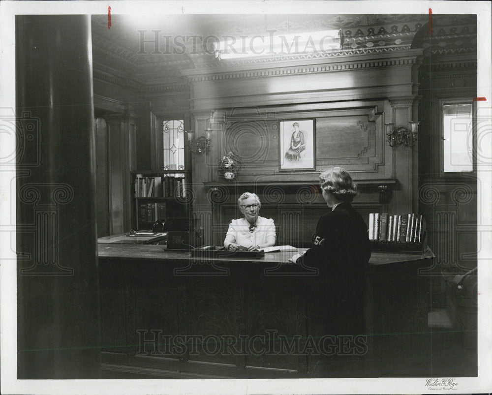 1954 Press Photo Librarian Hazel Adair At Library Main Desk Wyandotte Michigan - Historic Images