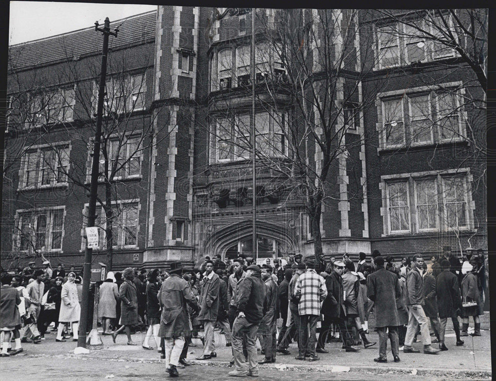 1967 Press Photo Students demonstrating outside Englewood High School. - Historic Images