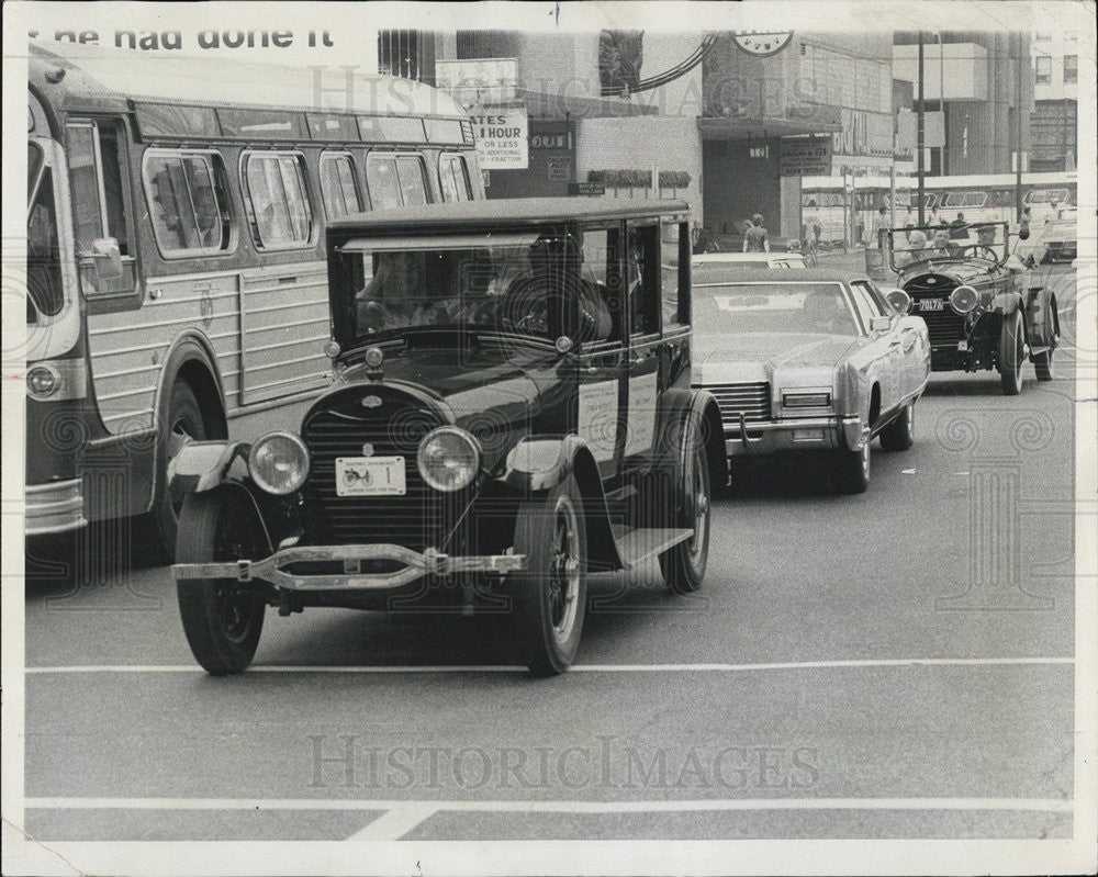 1971 Press Photo Late-model squeezed into a classic car motorcade down State St. - Historic Images