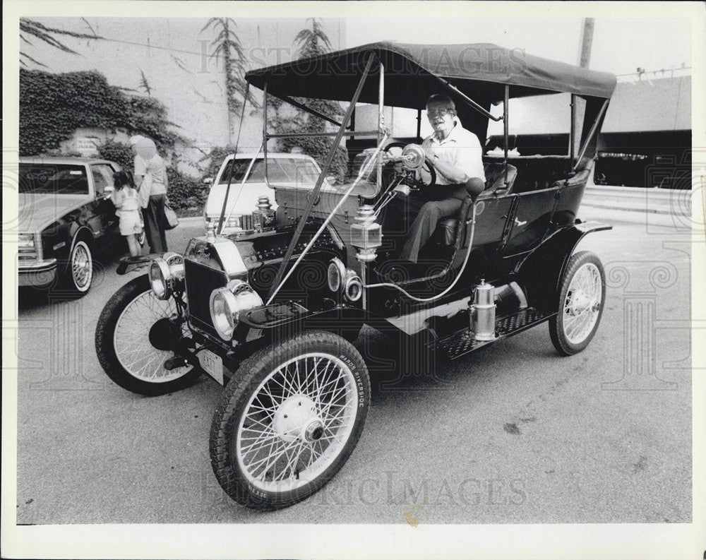 1984 Press Photo Joe Engle aboard of his T 1911 car - Historic Images