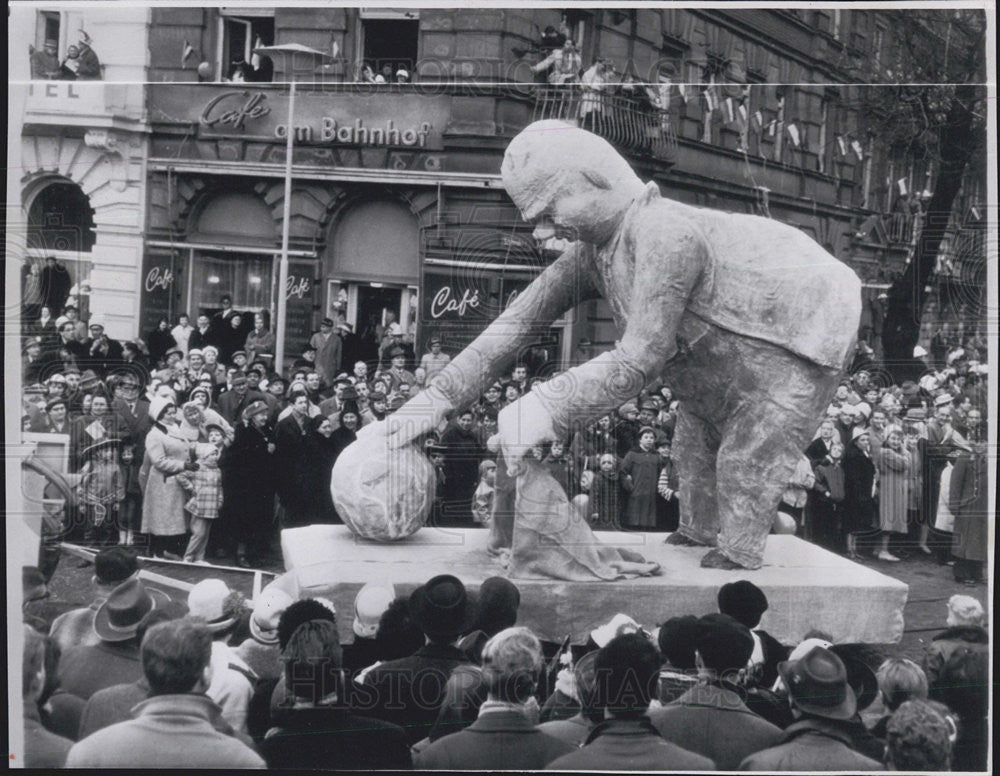 1962 Press Photo German Float Soviet Premier Nikita putting the world at a sack. - Historic Images