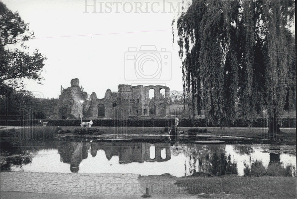 1966 Press Photo Palce Garden stand remains of the imperial baths, Germany. - Historic Images