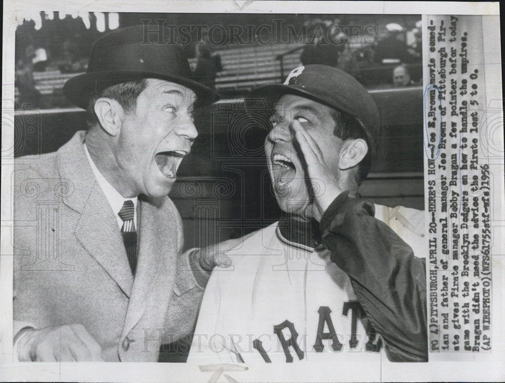 1956 Press Photo Comedian Joe E. Brown and Bobby Bragan, Pittsburgh Pirates mana - Historic Images