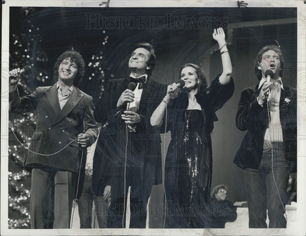 Press Photo Johnny Cash &amp; June Carter performing together - Historic Images