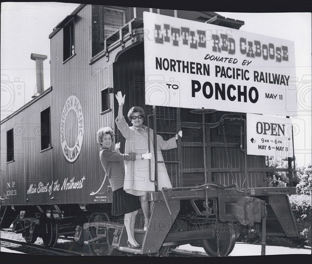 1968 Press Photo Poncho auctions Mrs. Paul S. Friedlander &amp; Mrs. William Blethen - Historic Images