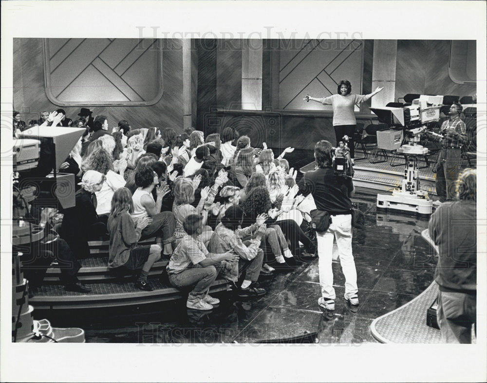 1990 Press Photo Oprah Winfrey &amp; students of Chicago Academy for the Arts - Historic Images