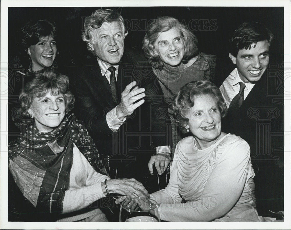 1987 Press Photo The Kennedy family honors family nurse, Luella Hennessey-Donovan - Historic Images