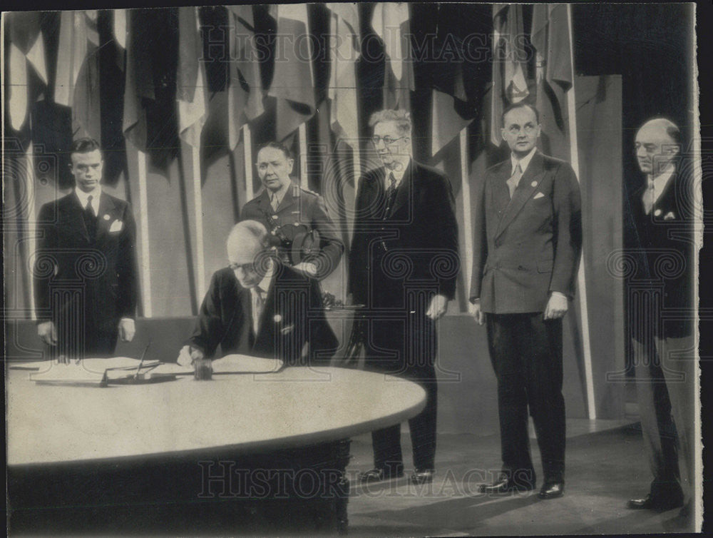 1945 Press Photo Earl of Halifax signs UN charter - Historic Images