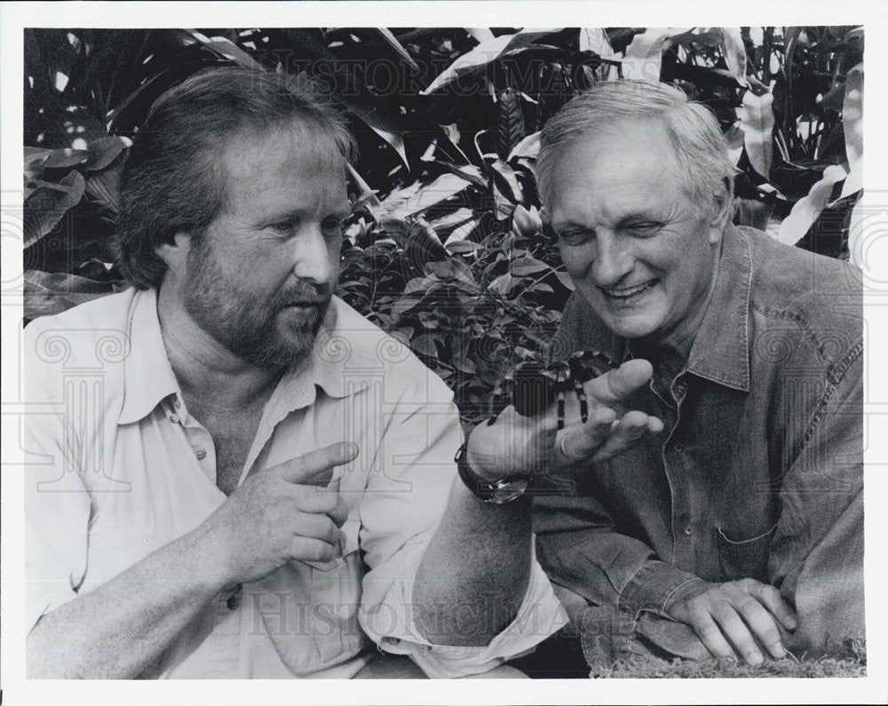 1999 Press Photo Alan Alda and Stan Wilcox in &quot;Scientific American Frontiers&quot; - Historic Images