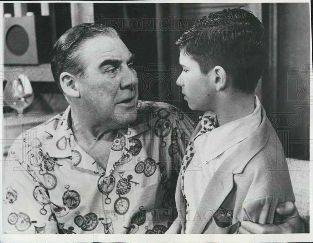 1957 Press Photo Paul Douglas and Tom White in &quot;A Hole in The Head&quot; - Historic Images