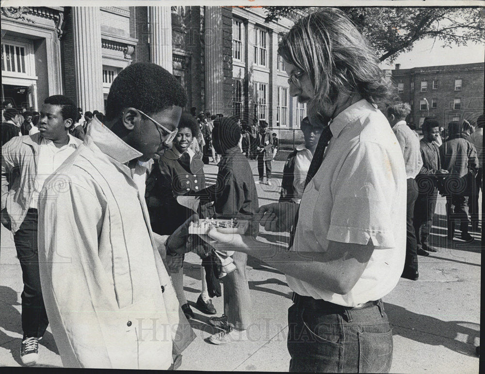 1971 Press Photo Student and Teacher play chess at Hyde Parke High School - Historic Images