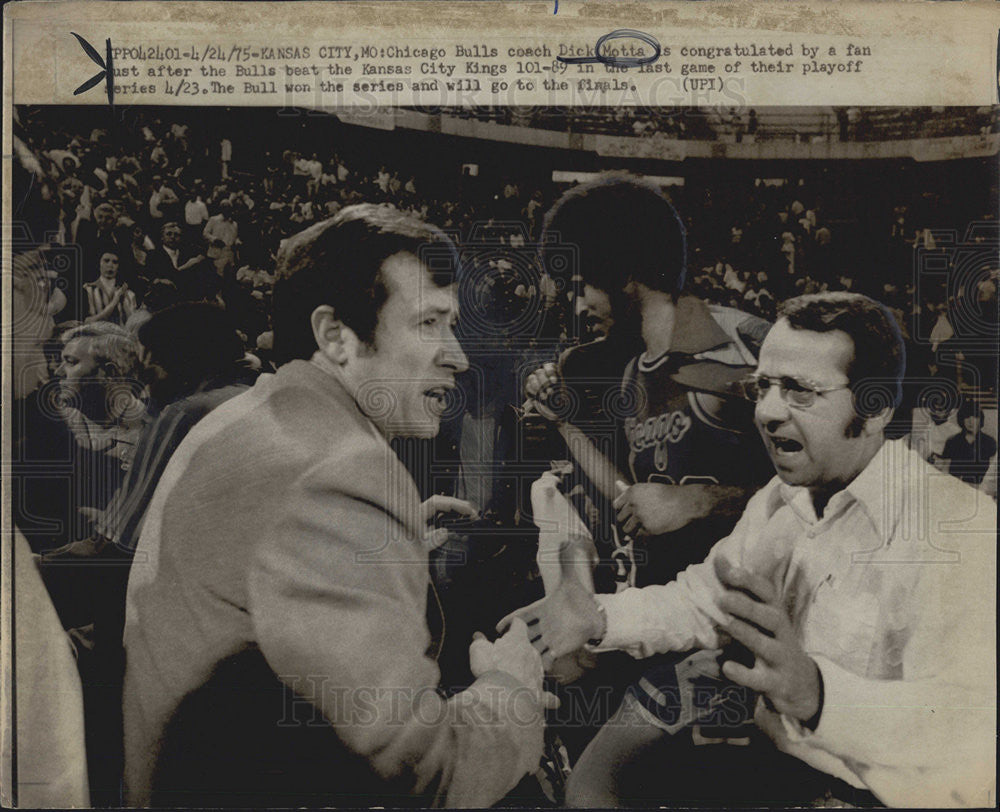 1975 Press Photo Chicago Bulls coach Dick Motta and a fan - Historic Images