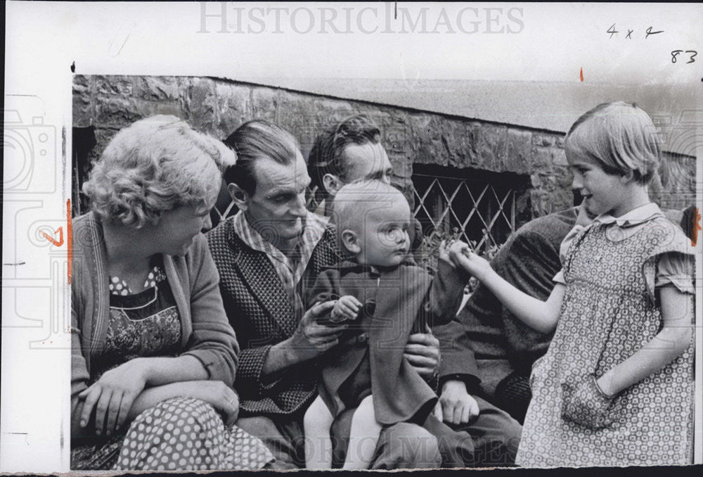 1961 Press Photo An East German refugee family who escaped to the West - Historic Images