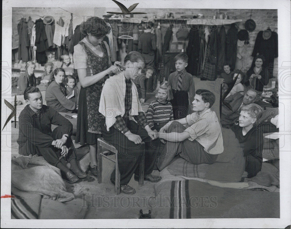1955 Press Photo Refugees from east Berlin in the West - Historic Images