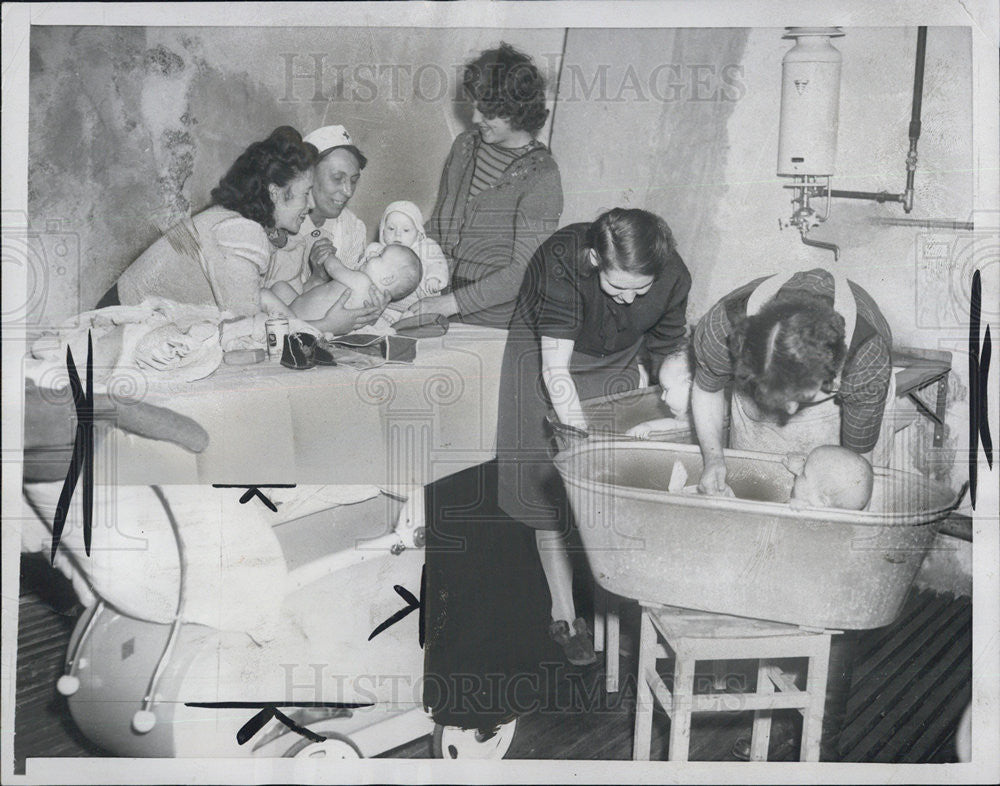 1953 Press Photo Refugee moms in nursery at West Berlin camp - Historic Images