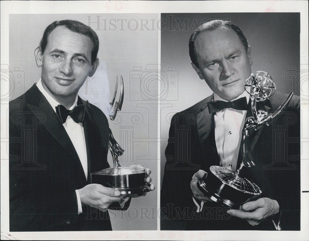 Press Photo Two men holding their Emmy awards - Historic Images