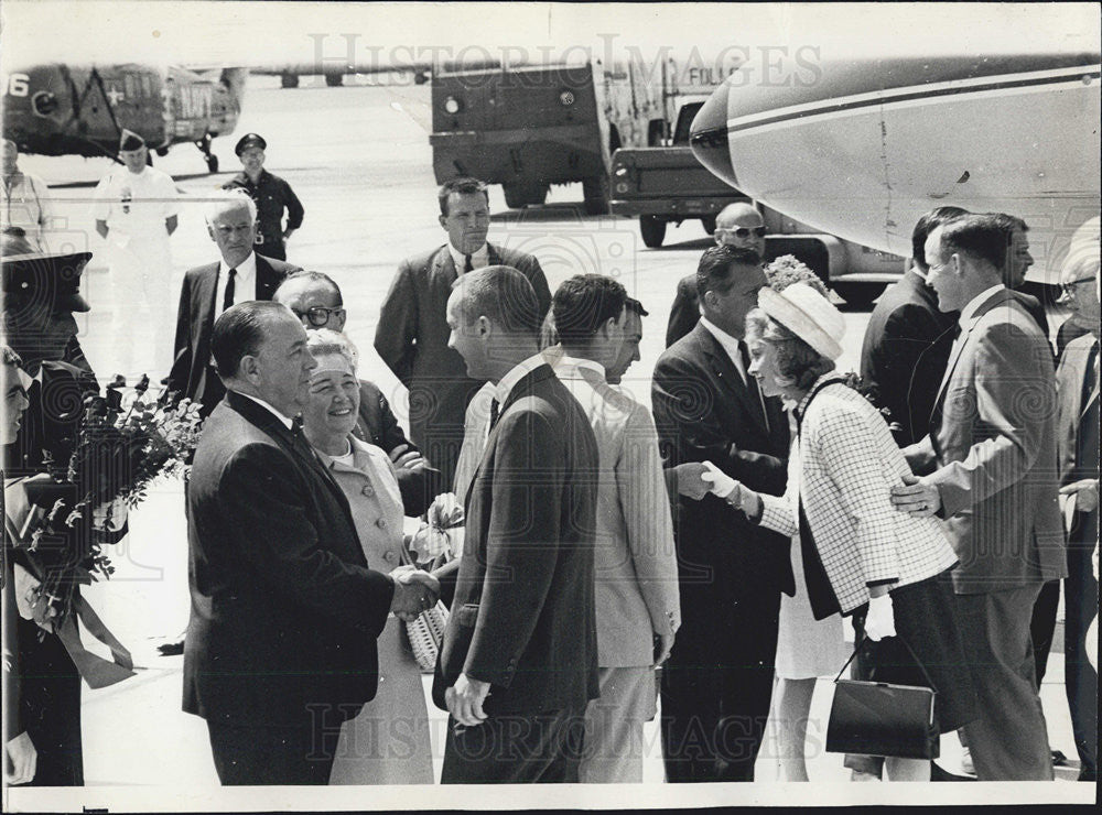 1965 Press Photo Astronauts Land at O&#39;Hare Edward White II &amp; James McDivitt - Historic Images