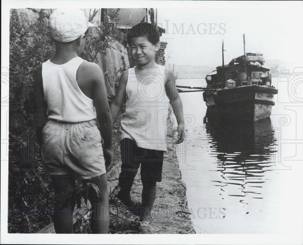 Press Photo Nobutaka Asahara, Miroru Sakurai walking on a shore - Historic Images