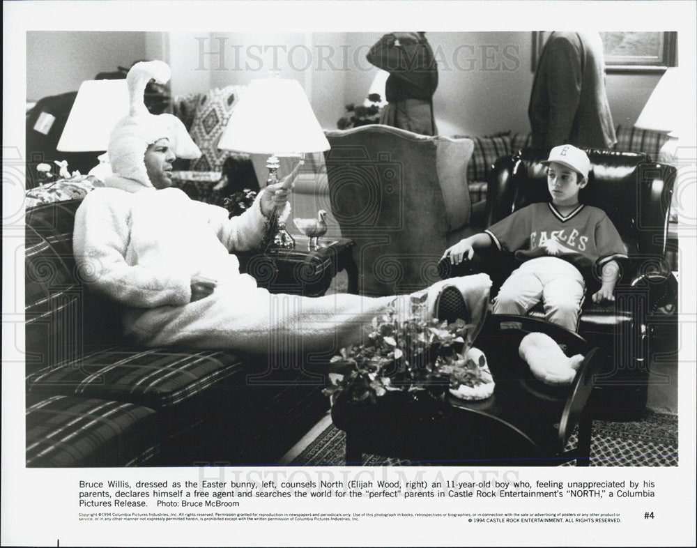 1994 Press Photo Bruce Willis, as the Easter Bunny, and Elijah Wood - Historic Images
