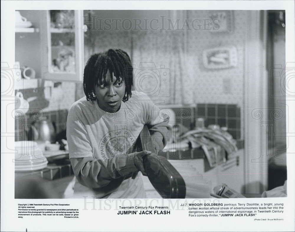 1986 Press Photo Whoopi Goldberg JUMPING JACK FLASH - Historic Images