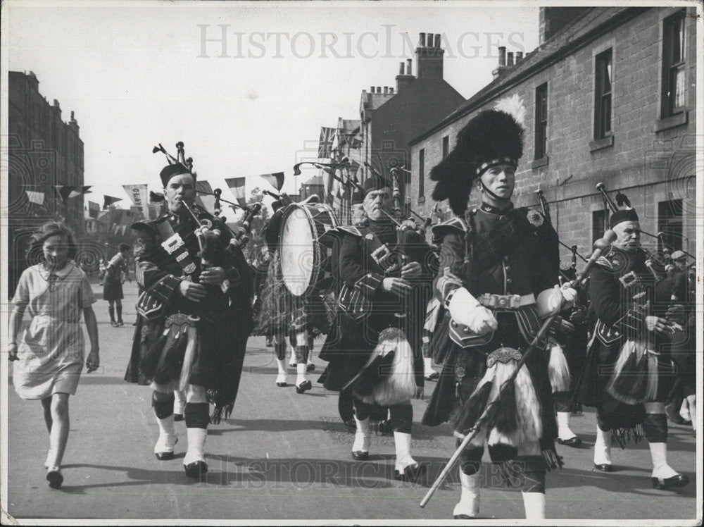 1938 Press Photo Merry Wives of Musselburgh Marching Band Parade in Scotland - Historic Images