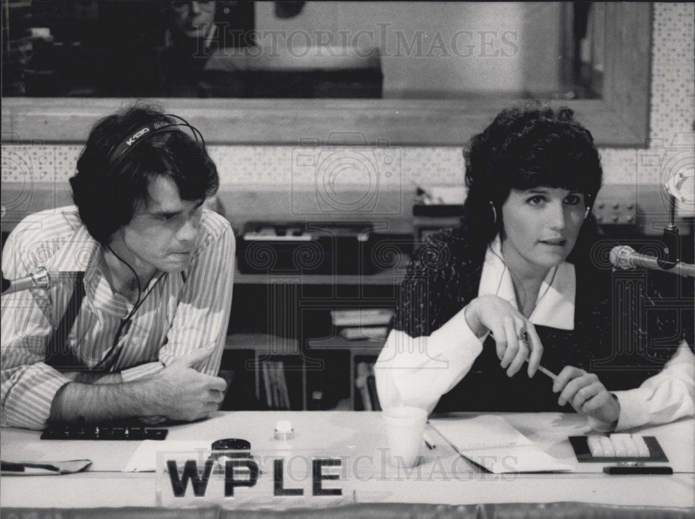 Press Photo Actors Lucie Arnaz and Tony Roberts on &quot;The Lucie Arnaz Show&quot; on CBS - Historic Images