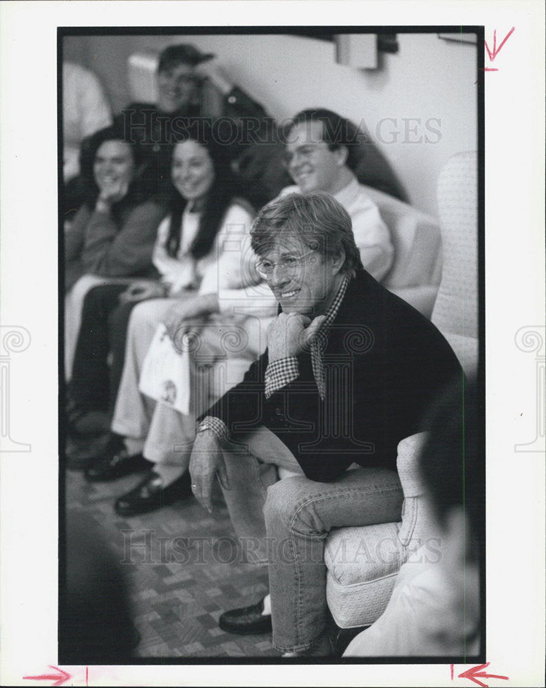 1994 Press Photo Robert Redford University Chicago Students Environmental - Historic Images