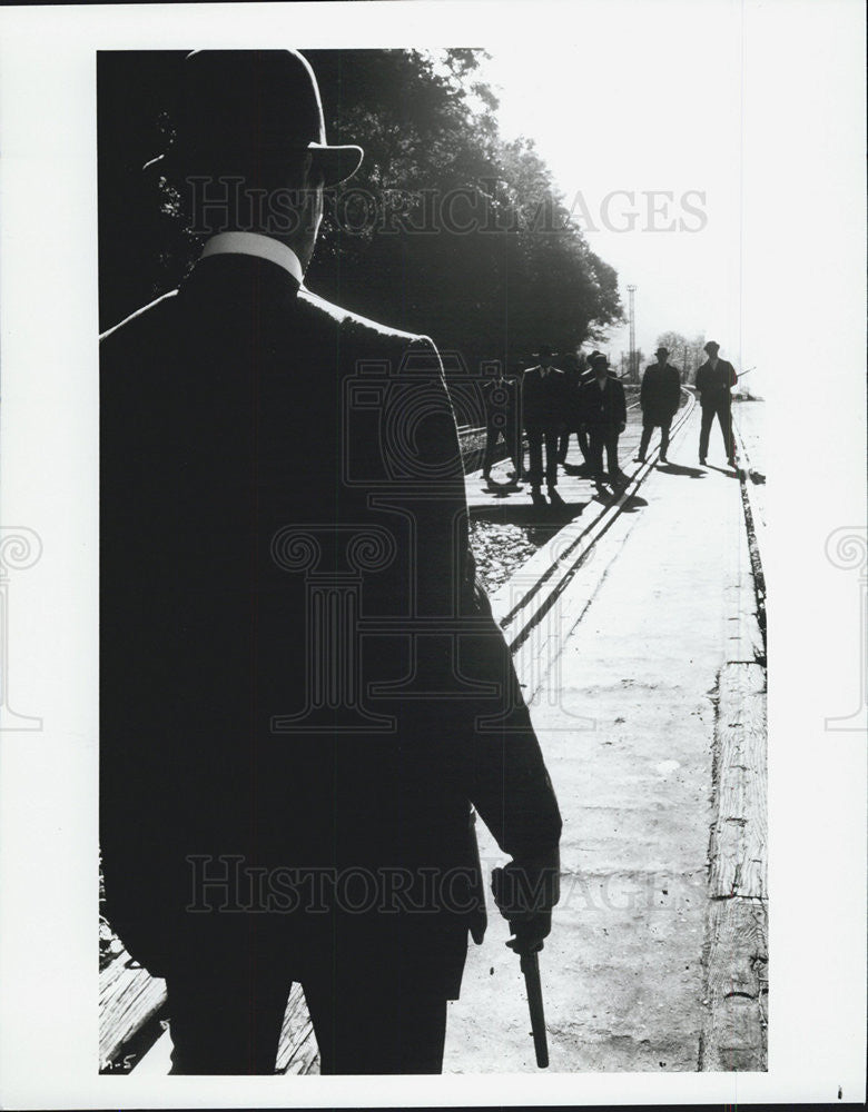 Press Photo Man with weapon drawn in unidentified movie scene - Historic Images